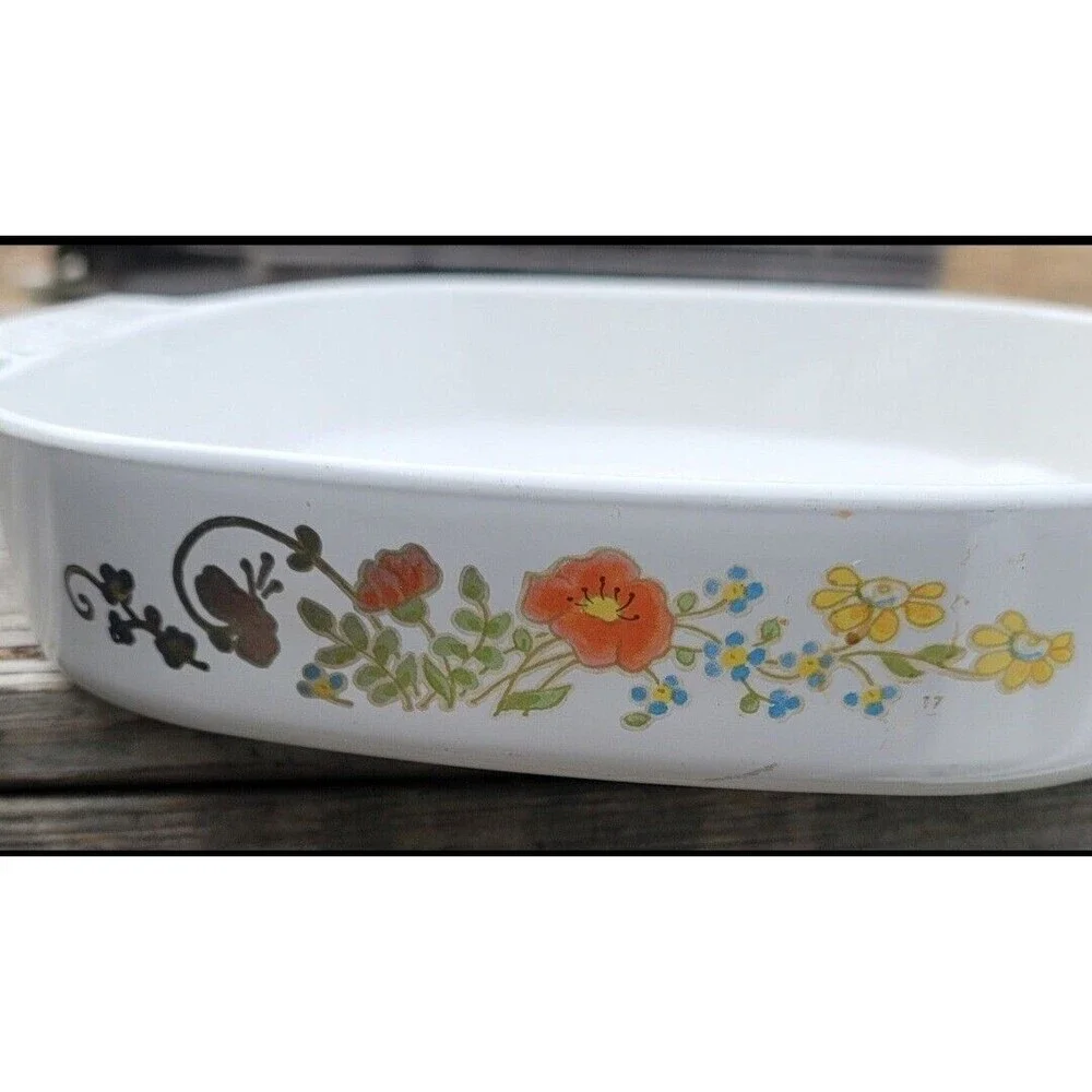 Corning Ware WildFlower 10 x 10 x 2 Dish. Some wear marks but cooks and bakes...